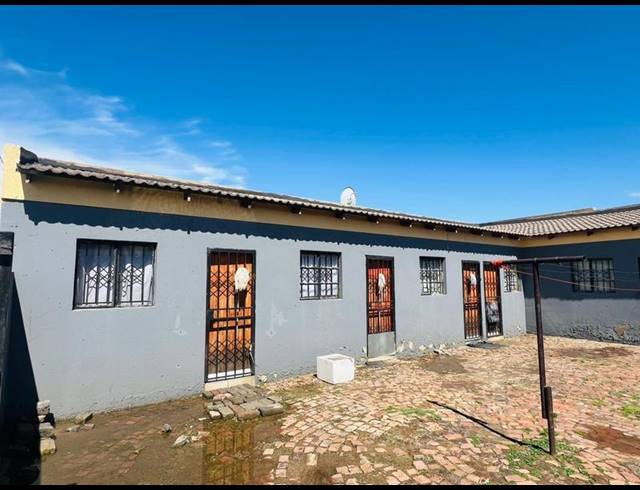 9 BEDROOM HOUSE FOR SALE IN LEACHVILLE EXT 3